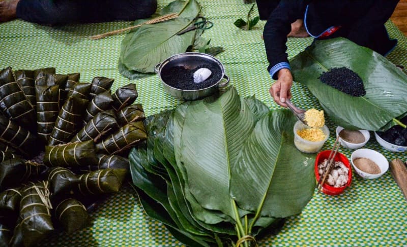 Nguyên liệu để làm bánh chưng đen đã được biết tấu