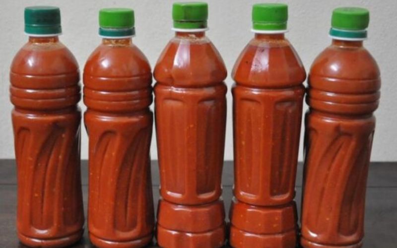 Chiết tương ớt Mường Khương trong các chai nhỏ dùng dần