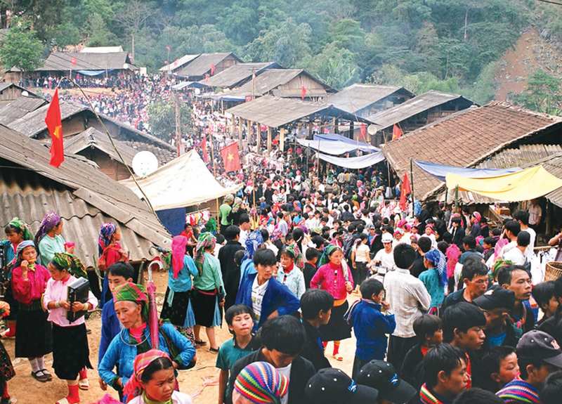 Trang phục rực rỡ sắc màu