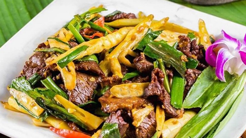 Thịt trâu gác bếp xào măng, hương vị rất Tây Bắc