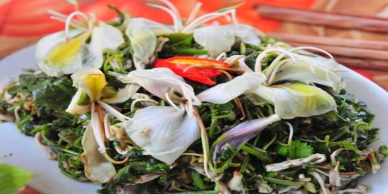 Măng nộm hoa ban phù hợp trong những bữa ăn có nhiều món thịt