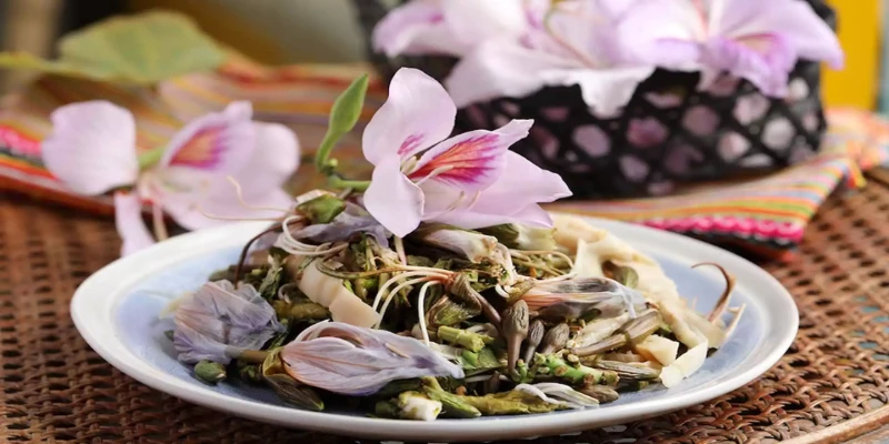 Măng nộm hoa ban sử dụng hai nguyên liệu đặc trưng là măng và hoa ban