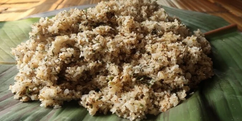 Bạn có thể trộn phần trứng kiến với xôi hoặc rải trực tiếp lên bề mặt