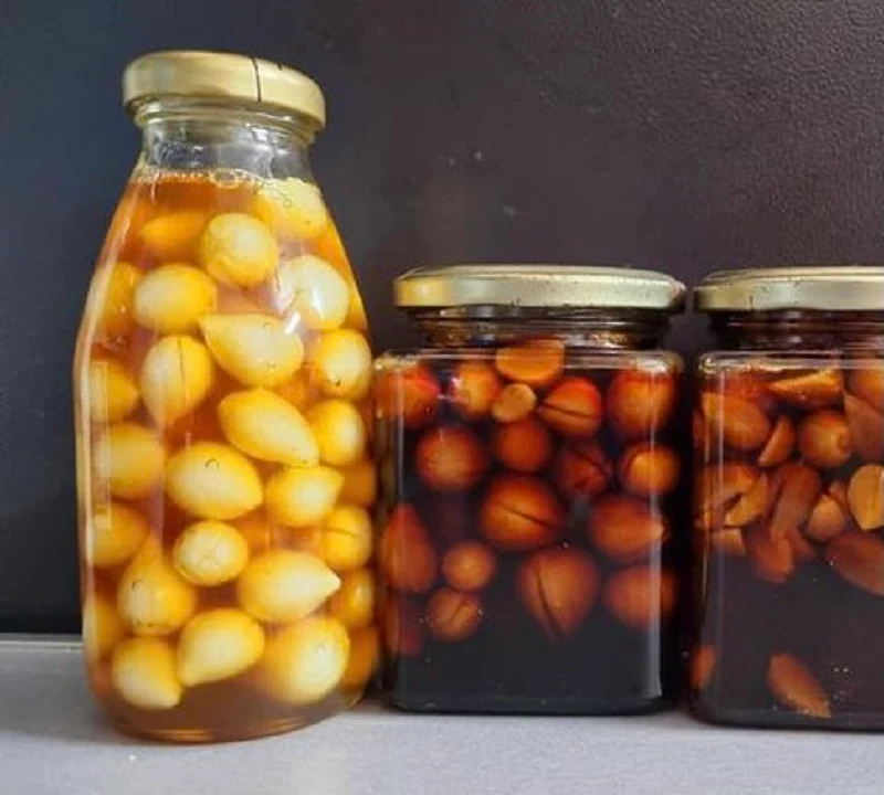 Tỏi cô đơn ngâm tại nhà